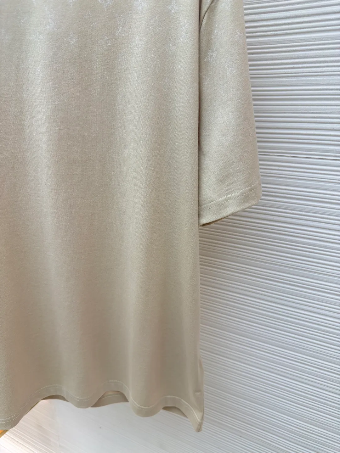 LOUIS VUITTON Gradient presbyopic T-shirt ●Authentic product: Purchased and developed by 8450 ●Item number: 1680205-A10 ●Fabric: refined sulfur cotton fabric ●Technology: printing production ●Version: fitted version ●Weight: about 275 grams ●Size: XS-S-M-L ●Description: The fabric is made of 32s double-ply combed cotton compact siro-spun yarn, matched with 1*1 flat knitted cotton thread. The entire garment's front and rear panels, left and right sleeves, are printed with Kornit white ink digital direct injection. The first draft is made based on the Y-plate scanned pattern, and the clarity of the first draft is corrected by hand to ensure that the printed flower pieces have a gradient and orderly visual effect. The overall wiring is straight and delicate, the fabric is comfortable and soft, and the color is consistent without color difference. It can be matched with the same style to create a fashionable look and control various occasions. Customized accessories, complete with three standards, same style for men and women!